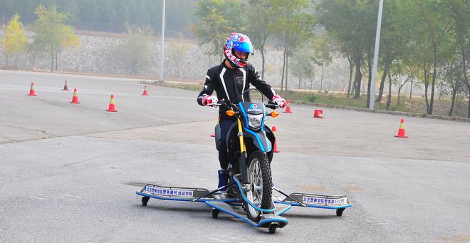 安路,侧滑摩托,skidbike,摩托车培训,黄世钊