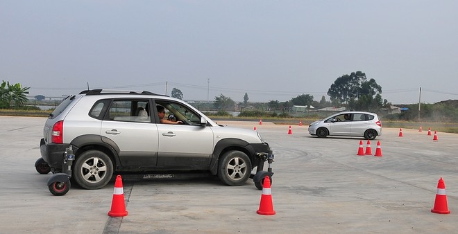 安路,驾驶安全培训,skidcar,驾驶安全培训,世界宣明会,防御性驾驶,福岗赛车场