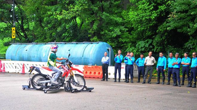 侧滑摩托,skidbike,香港驾驶学院,黄世钊,安路