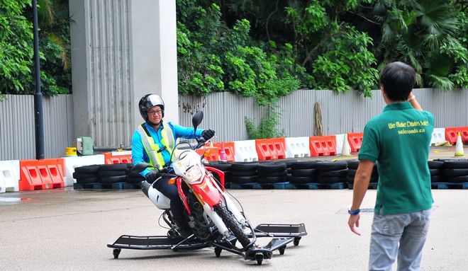 侧滑摩托,skidbike,香港驾驶学院,黄世钊,安路