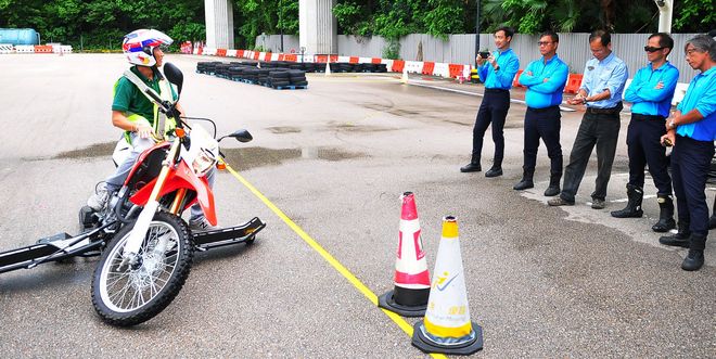 侧滑摩托,skidbike,香港驾驶学院,黄世钊,安路