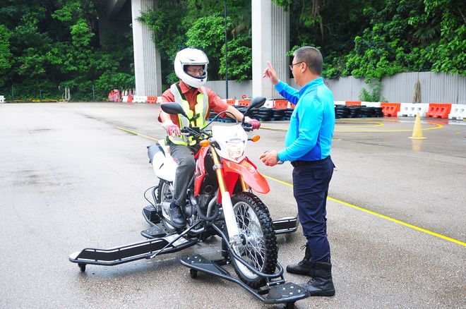侧滑摩托,skidbike,香港驾驶学院,黄世钊,安路